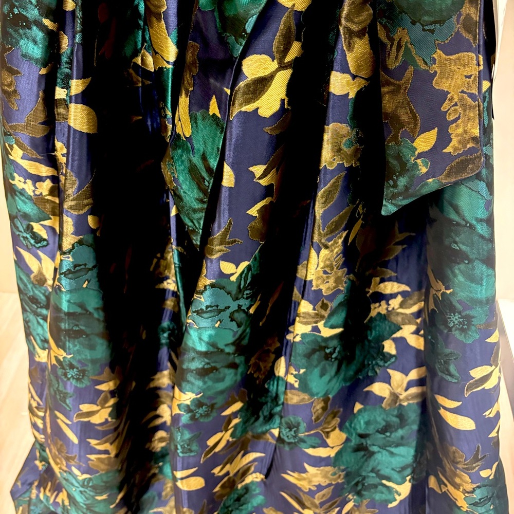 Ball gown style dress. Purchased at Macys. Worn once for a wedding.